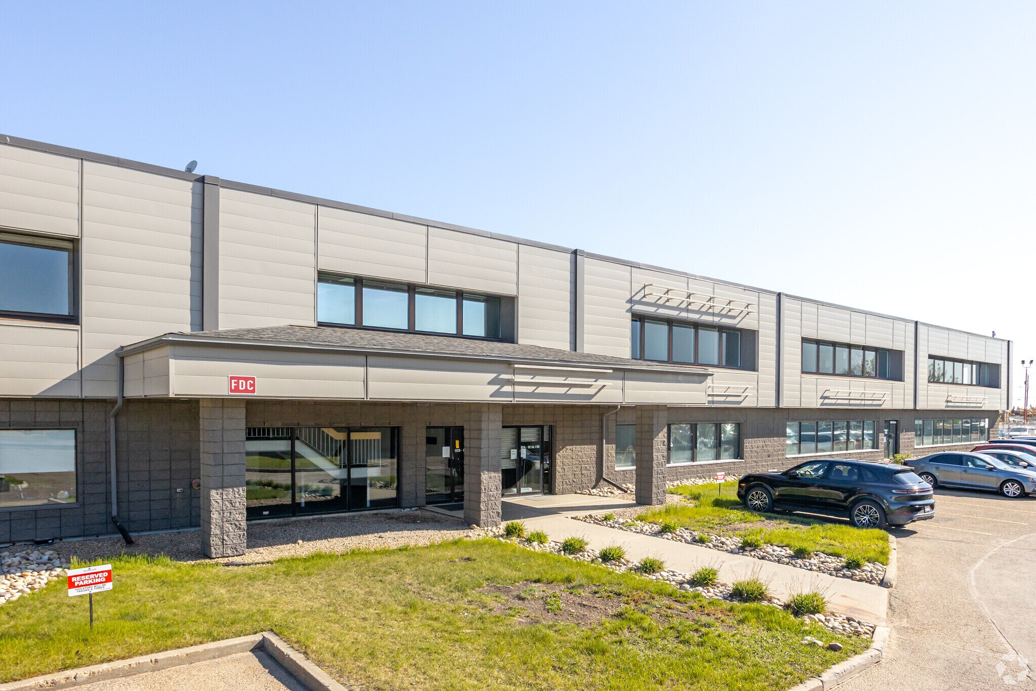 18216 102 Ave NW, Edmonton, AB à louer Photo principale– Image 1 sur 3