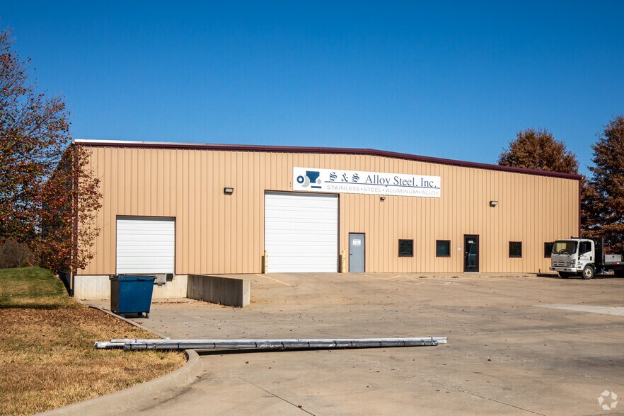 1821 Commerce Dr, Tonganoxie, KS à vendre - Photo principale – Image 1 sur 8