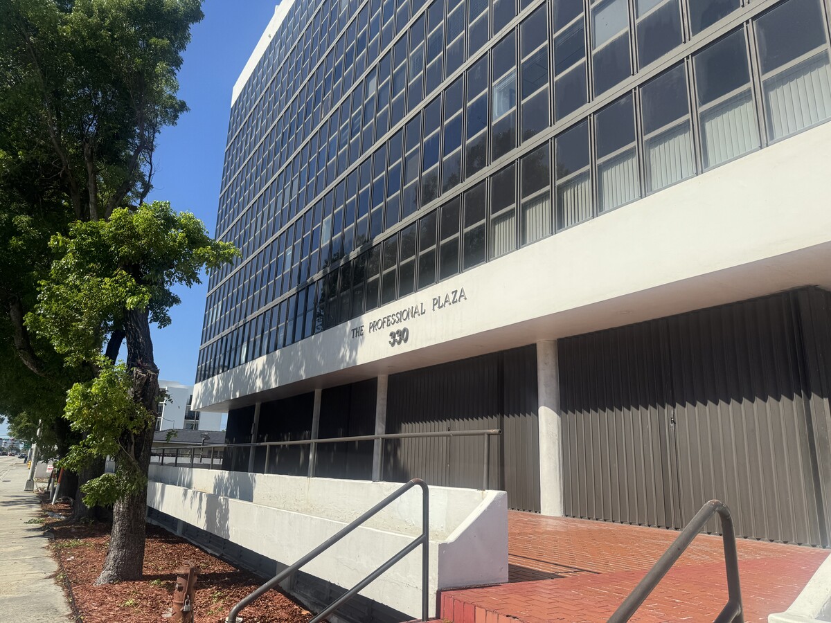 330 SW 27th Ave, Miami, FL 33135 - Lot 309 - - Photo intérieure - Image 2 of 10