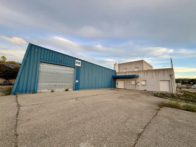 Local d’activités dans Brignoles à louer - Photo de l’immeuble – Image 1 sur 12