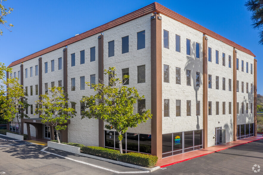 550 W Vista Way, Vista, CA à louer - Photo de l’immeuble – Image 1 sur 4