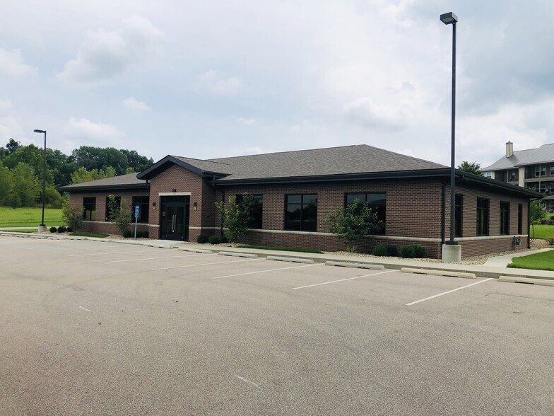 136 Westwood Blvd, Columbus, IN à louer - Photo de l’immeuble – Image 1 sur 10