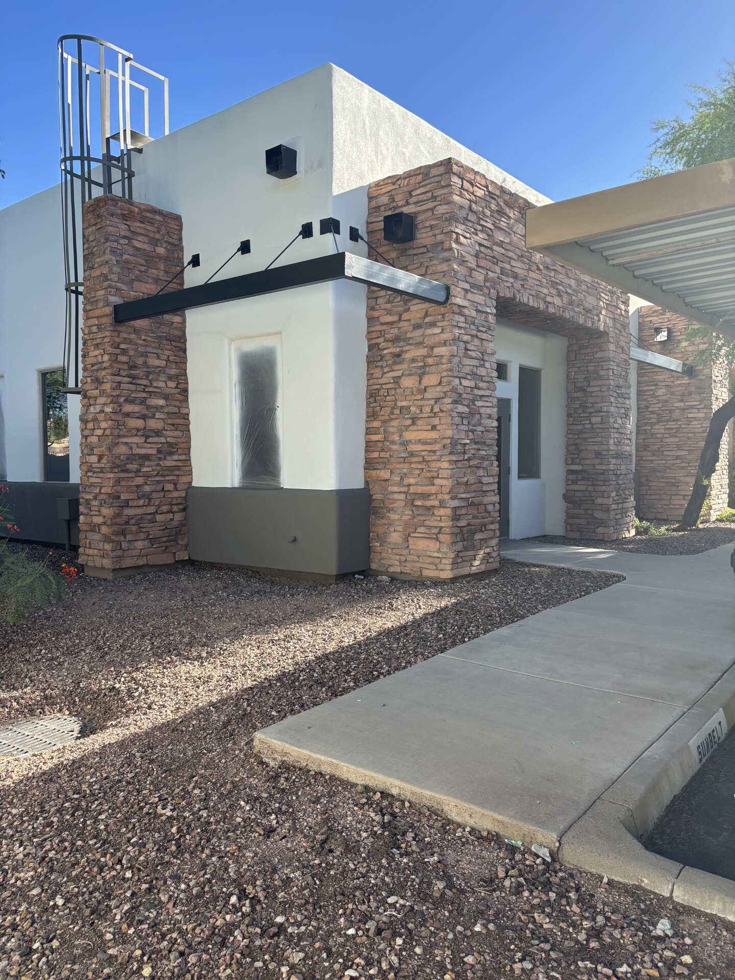 20622 N Cave Creek Rd, Phoenix, AZ à louer Photo de l’immeuble– Image 1 sur 11