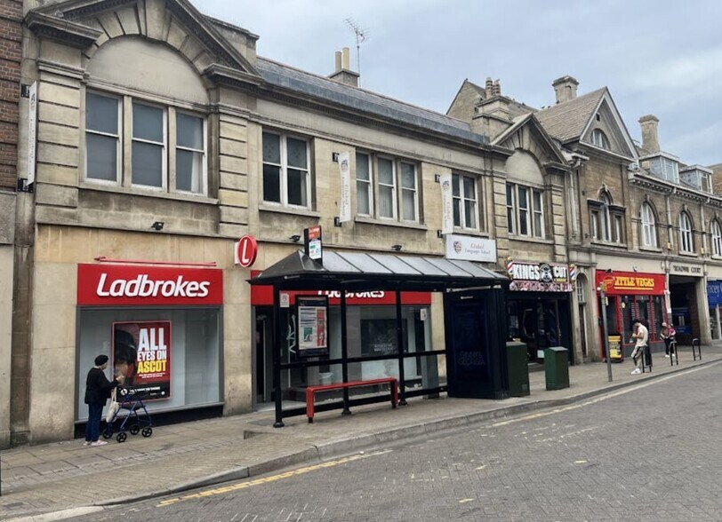 Bureau dans Peterborough à louer - Photo de l’immeuble – Image 2 sur 4