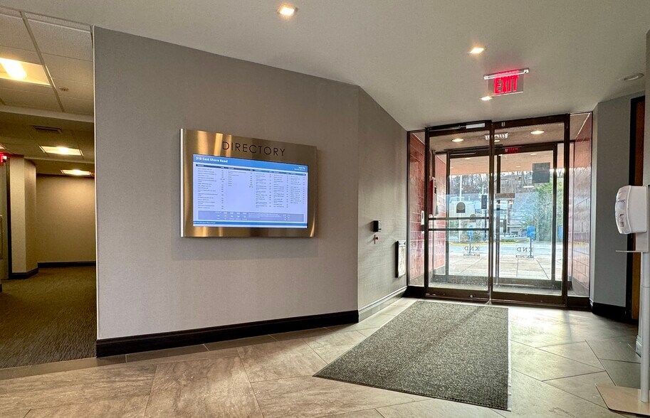 310 E Shore Rd, Great Neck, NY à louer - Photo intérieure – Image 3 sur 10