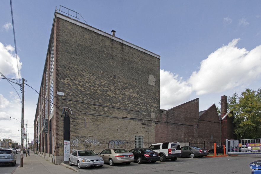 950 Dupont St, Toronto, ON à vendre - Photo de l’immeuble – Image 2 sur 3