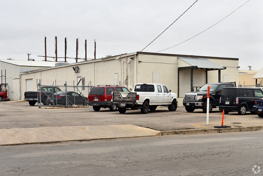 9822 Ball St, San Antonio, TX à louer - Photo de l’immeuble – Image 2 sur 6