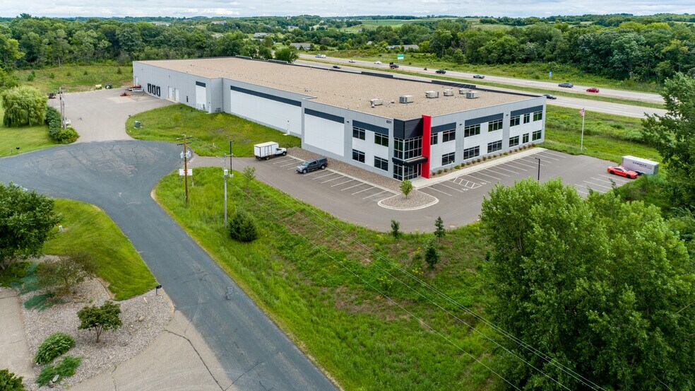651 Commerce Dr, Hudson, WI à vendre - Photo de l’immeuble – Image 1 sur 9
