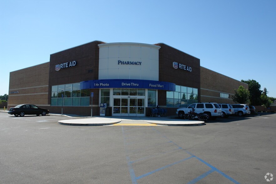 1735 E Walnut Ave, Visalia, CA à vendre - Photo de l’immeuble – Image 2 sur 16