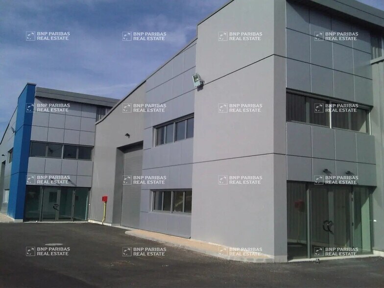 Local d’activités dans Ingré à louer - Photo de l’immeuble – Image 3 sur 9