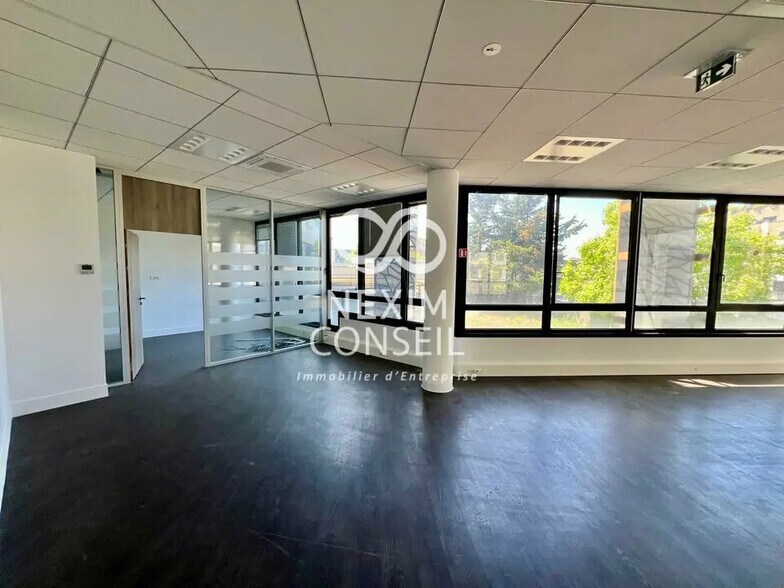 Bureau dans Nanterre à louer - Photo de l’immeuble – Image 3 sur 12