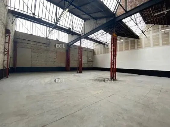 Local d’activités dans Villeneuve-la-Garenne à louer - Photo de l’immeuble – Image 2 sur 3