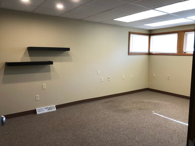 1416 S Commercial St, Neenah, WI à louer - Photo de l’immeuble – Image 3 sur 12