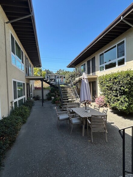 345 Oak St, Mountain View, CA à vendre - Photo de l’immeuble – Image 2 sur 5