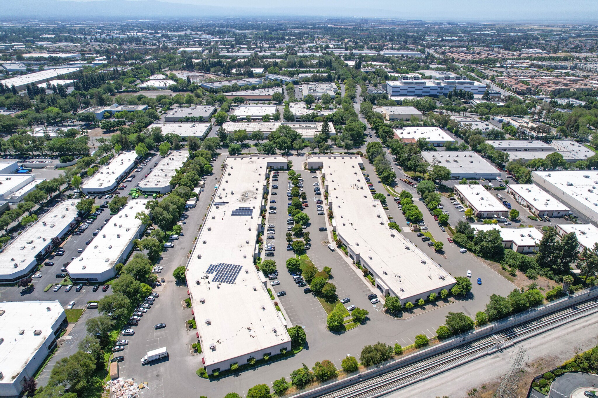 2526 Qume Dr, San Jose, CA à louer Photo de l’immeuble– Image 1 sur 2