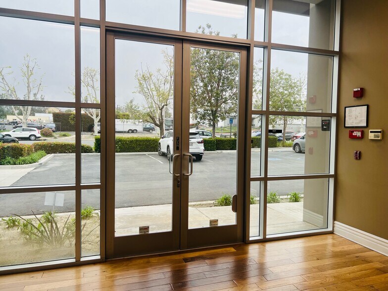 390 N Ponderosa Ave, Ontario, CA à vendre - Hall d’entrée – Image 3 sur 21