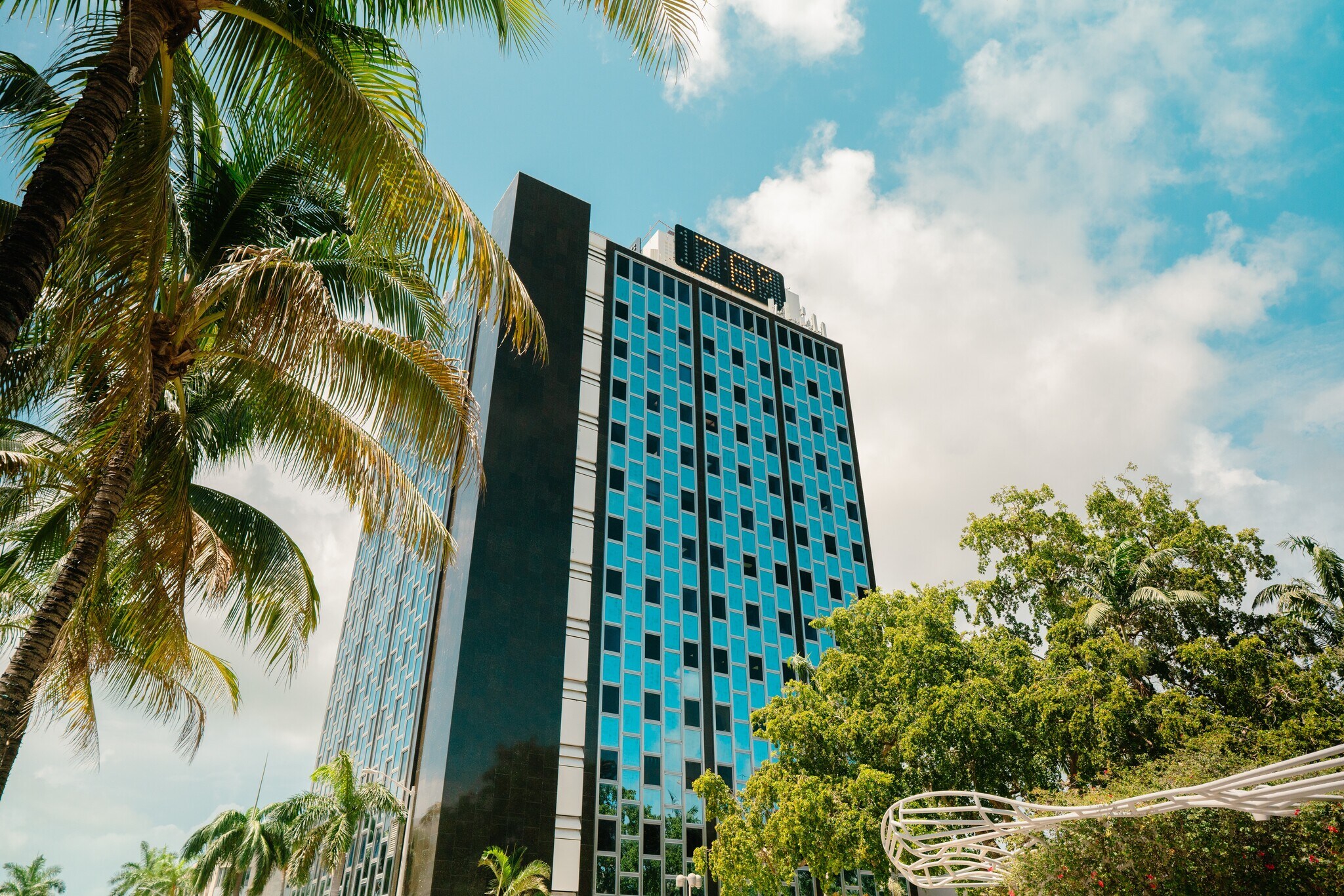 401-407 Lincoln Rd, Miami Beach, FL à louer Photo de l’immeuble– Image 1 sur 24