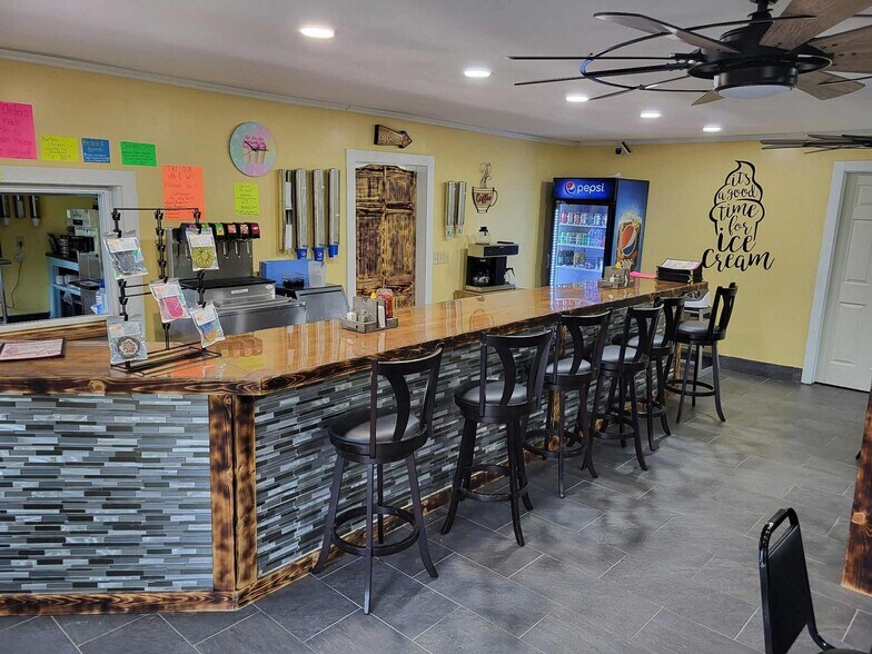 69 Erbacon Rd, Cowen, WV à vendre - Photo de l’immeuble – Image 3 sur 9