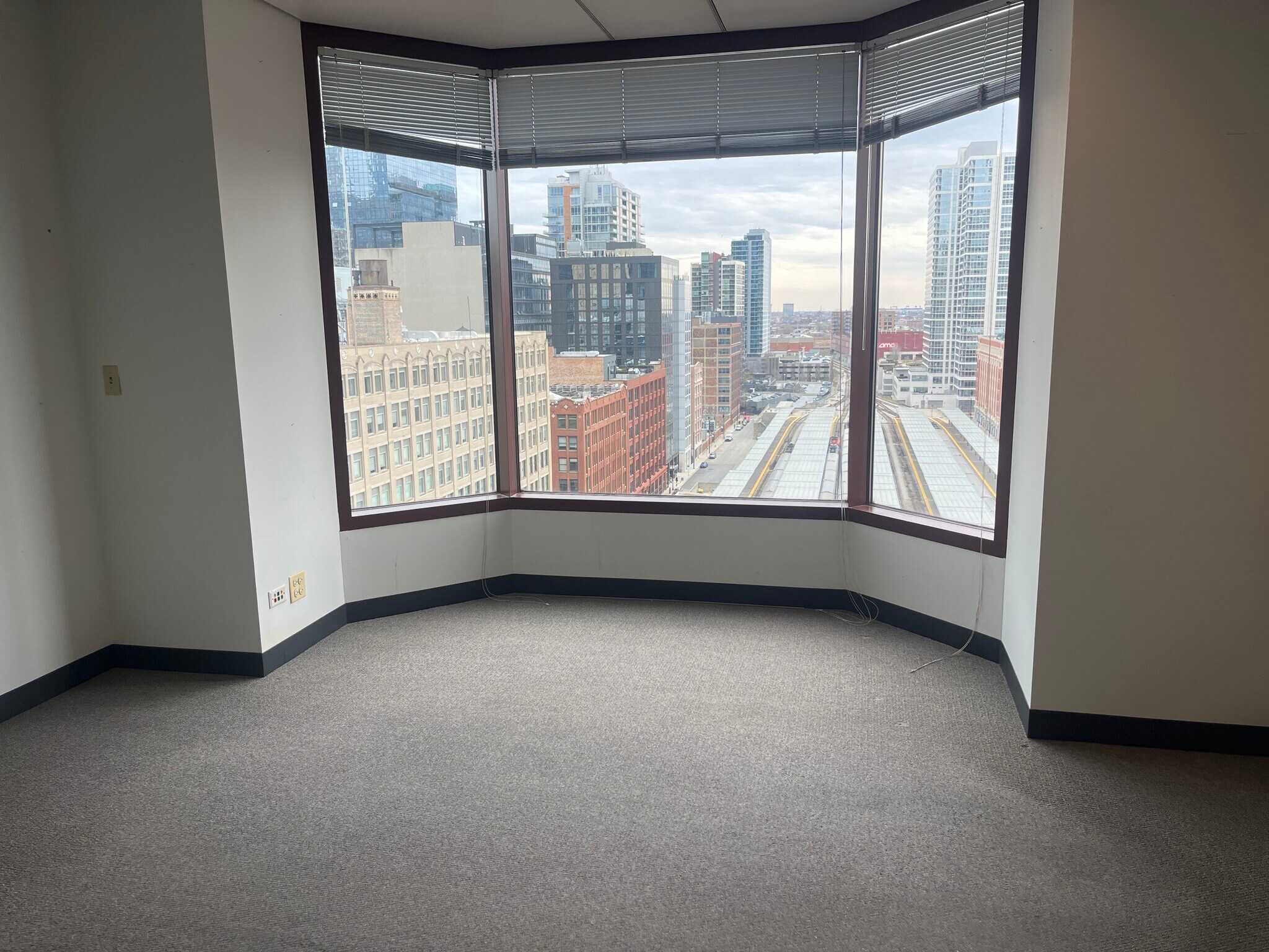425 S Financial Pl, Chicago, IL à louer Photo de l’immeuble– Image 1 sur 3