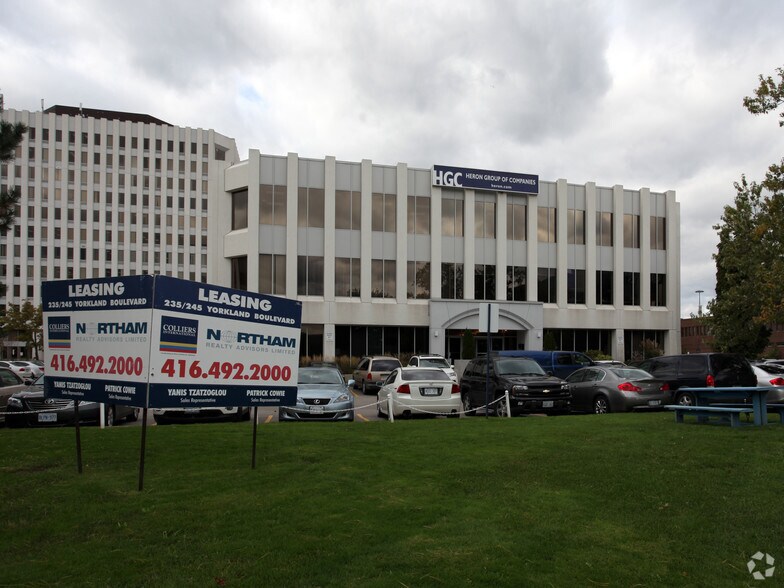245 Yorkland Blvd, Toronto, ON à louer - Photo de l’immeuble – Image 2 sur 10