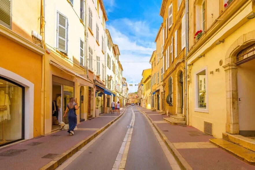 Local commercial dans Saint-Tropez à vendre - Photo de l’immeuble – Image 3 sur 3