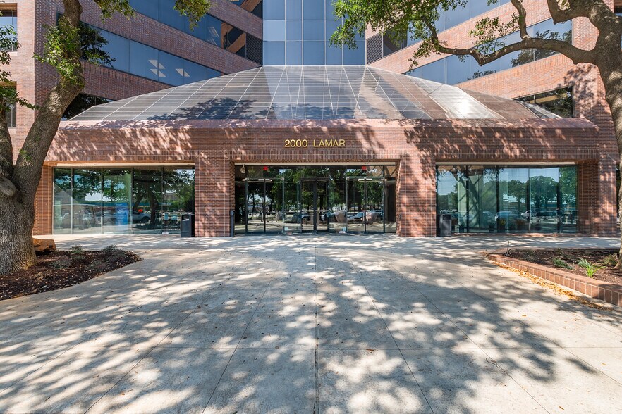 2000 E lamar Blvd, Arlington, TX à louer - Photo de l’immeuble – Image 3 sur 14