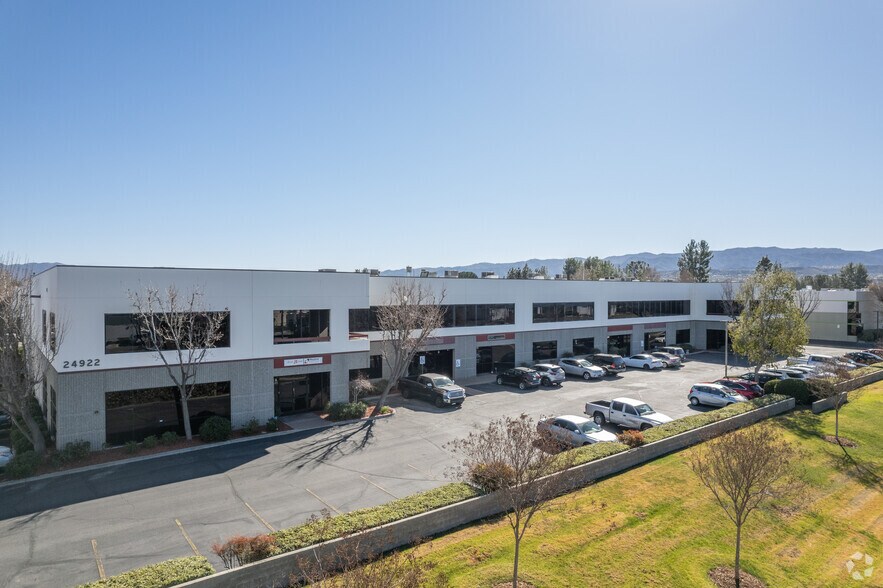 24922 Anza Dr, Valencia, CA à louer - Photo de l’immeuble – Image 3 sur 12