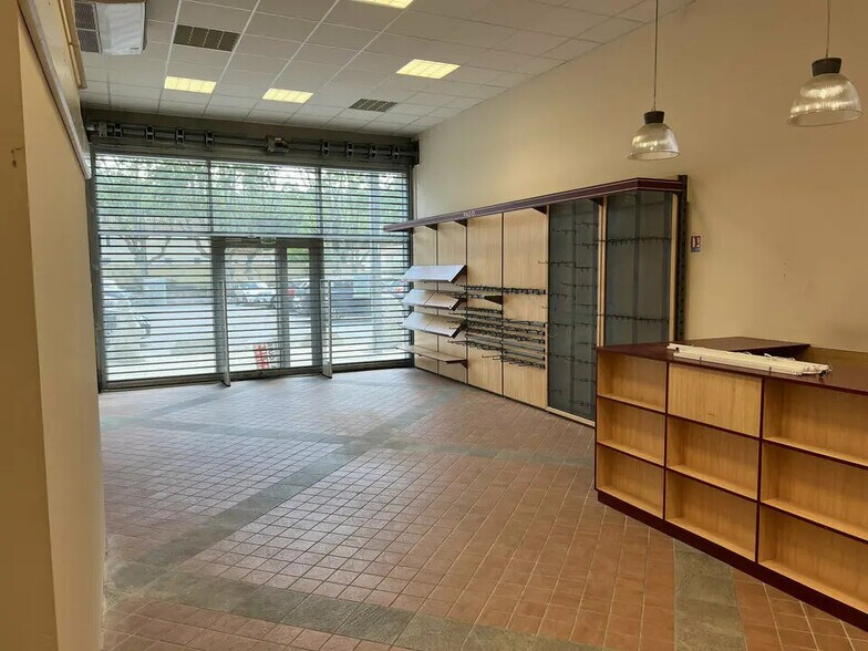 Local commercial dans Le Tholonet à louer - Photo de l’immeuble – Image 2 sur 7