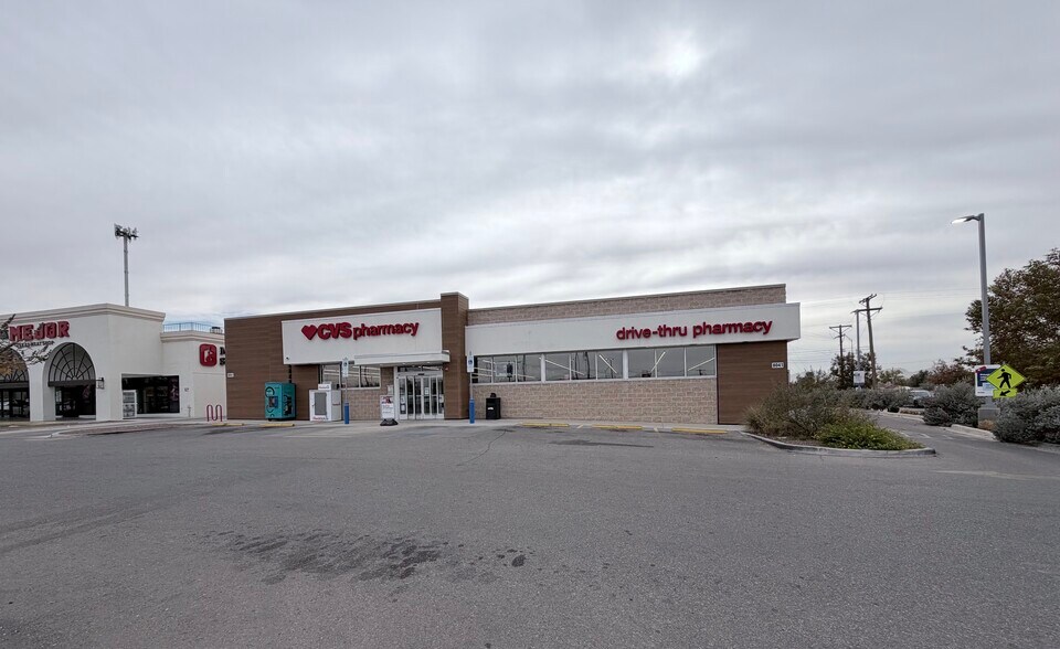 8041 N Mesa St, El Paso, TX à louer - Photo de l’immeuble – Image 1 sur 17