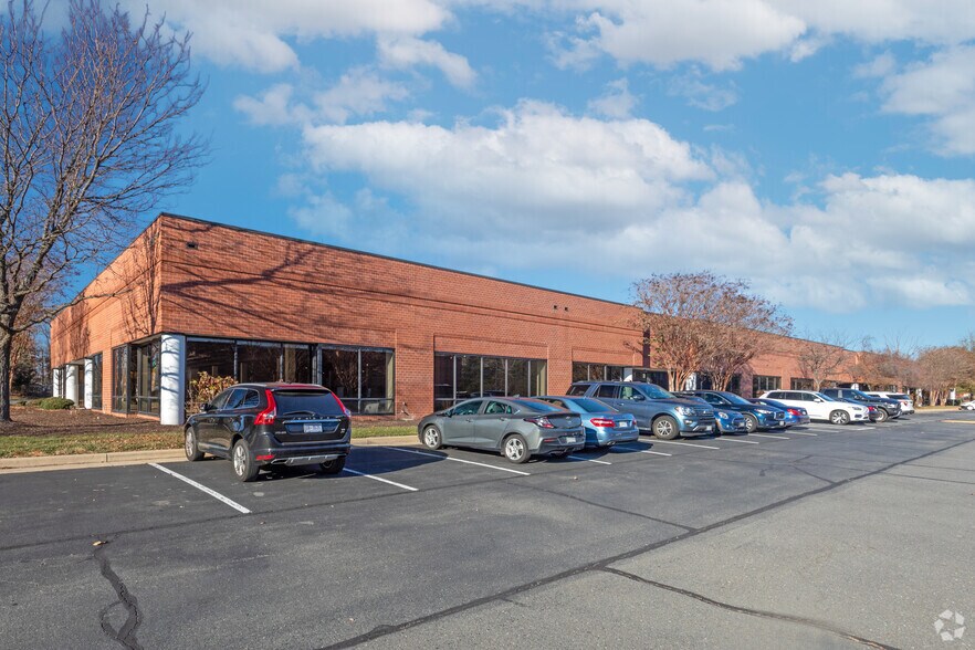22451 Shaw Rd, Dulles, VA à louer - Photo de l’immeuble – Image 1 sur 4