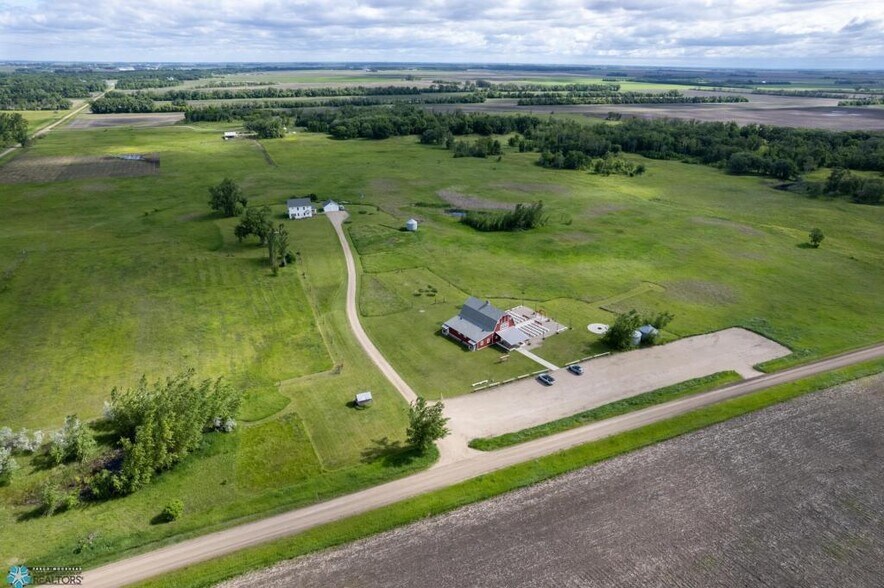 16305 57th St SE, Kindred, ND à vendre - Photo de l’immeuble – Image 2 sur 99