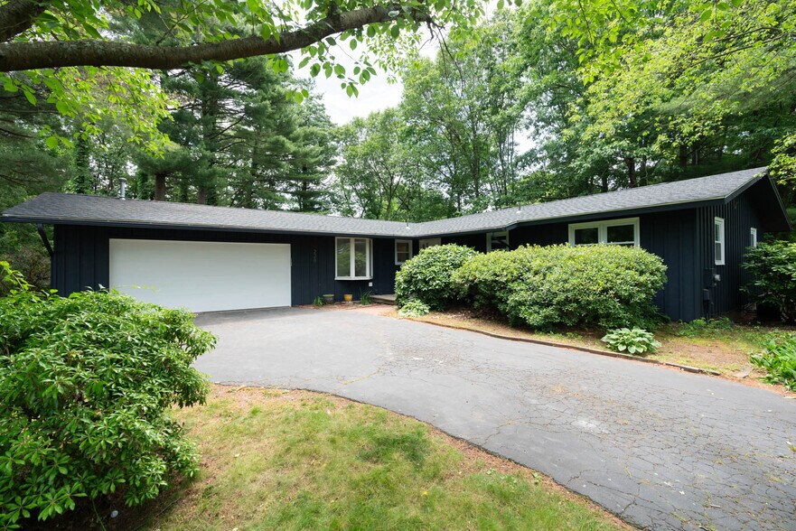 228 Pattonwood Dr, Southington, CT à vendre - Photo principale – Image 1 sur 39