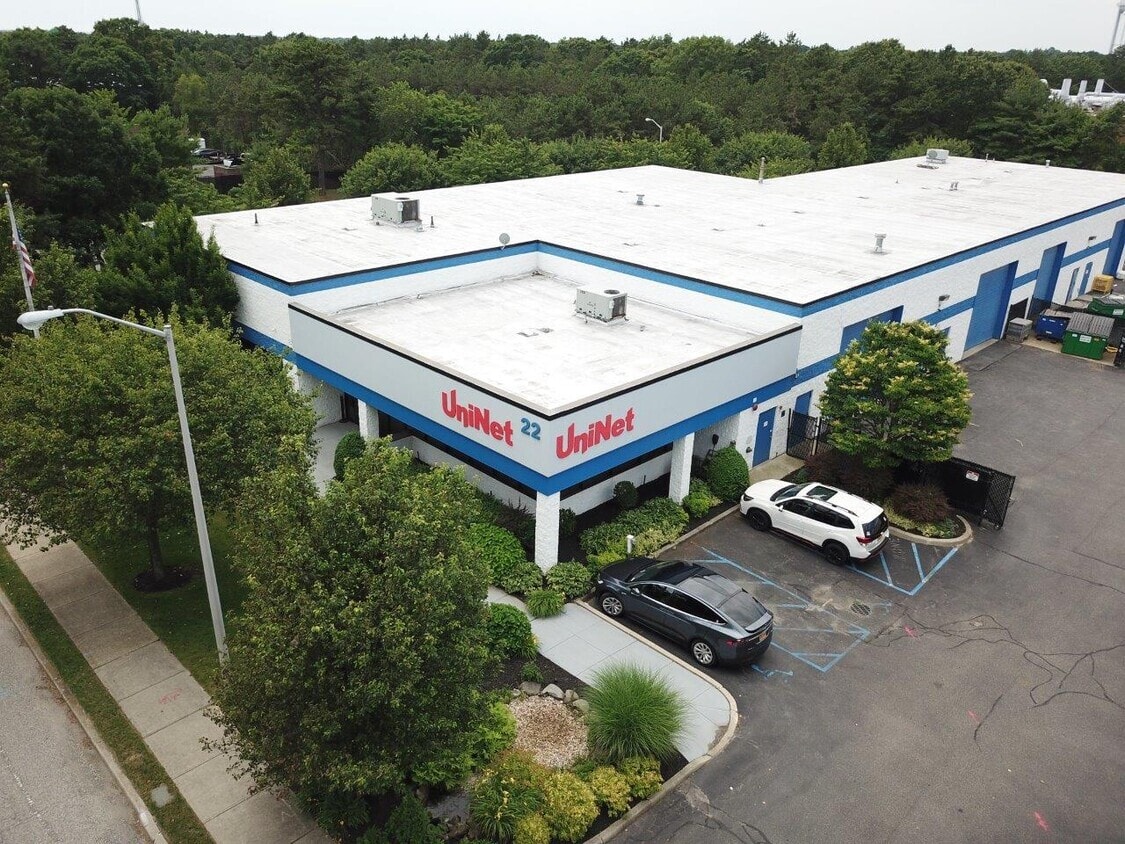22 Old Dock Rd, Yaphank, NY à louer Photo principale– Image 1 sur 11