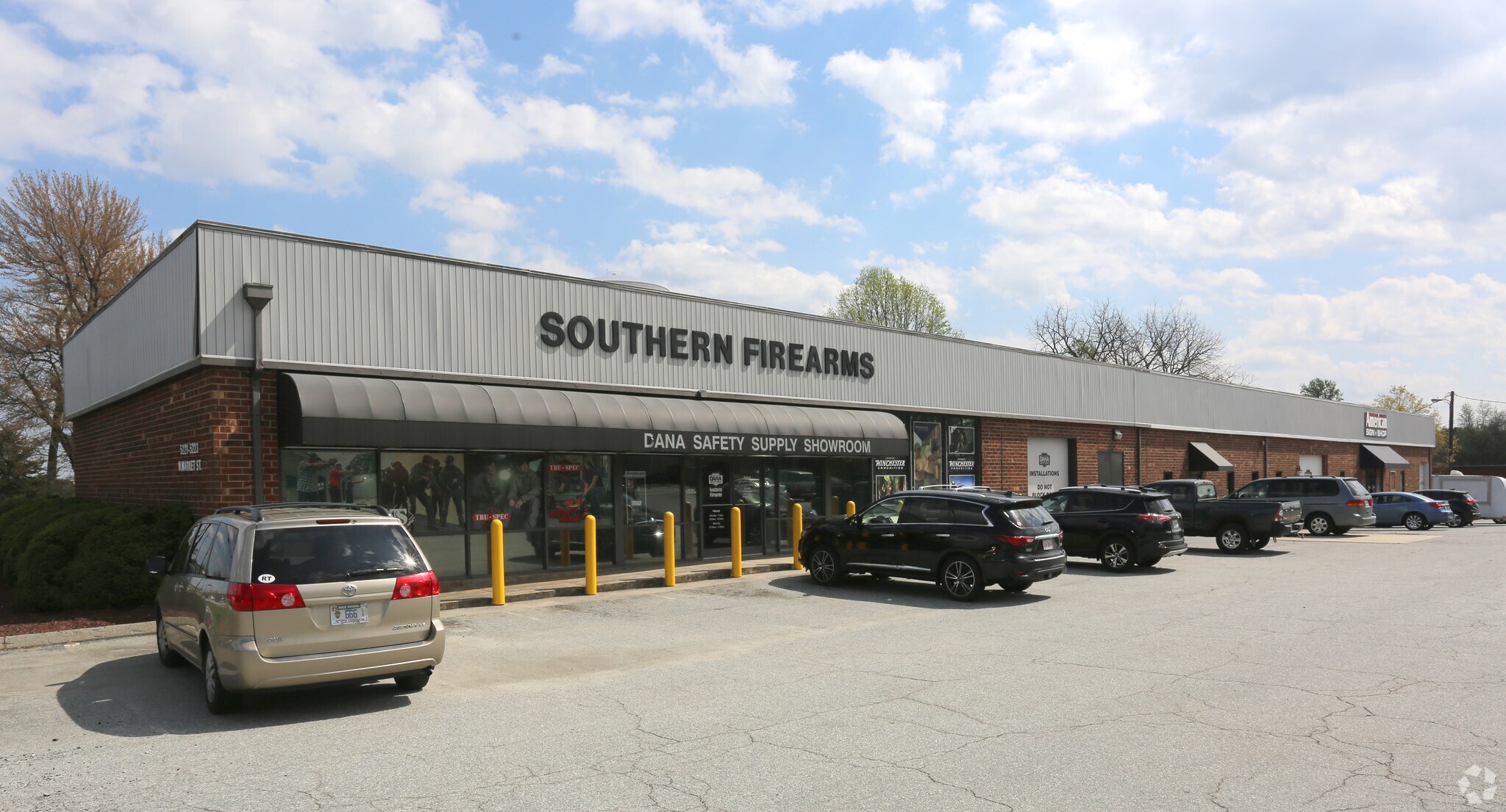 5221-5223 W Market St, Greensboro, NC à louer Photo principale– Image 1 sur 7