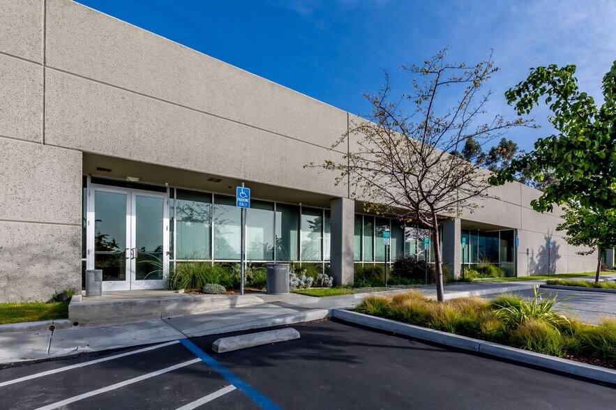 2052 Corte del Nogal, Carlsbad, CA à louer - Photo de l’immeuble – Image 2 sur 8