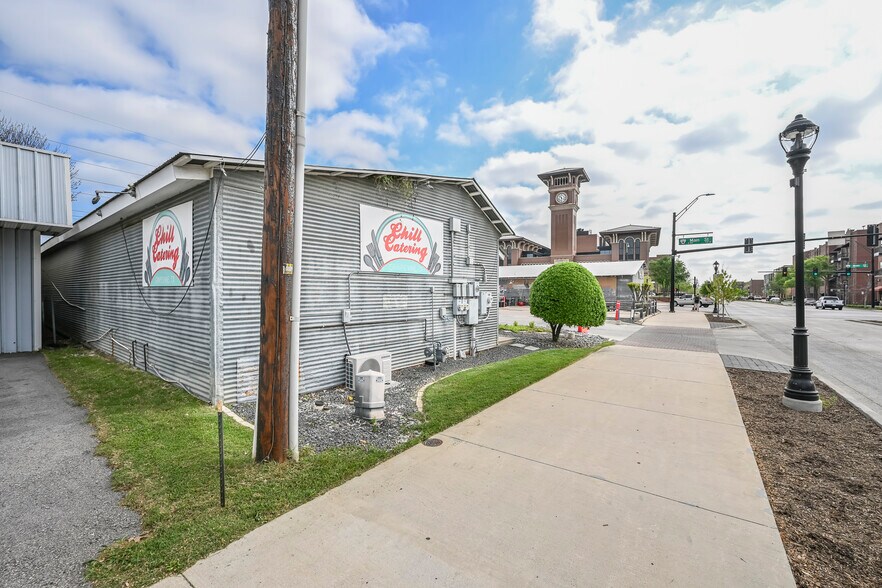 818 S Main St, Grapevine, TX à vendre - Photo de l’immeuble – Image 3 sur 6