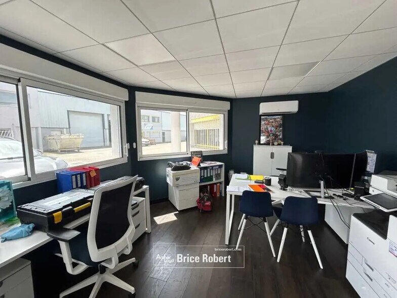 Local d'activités dans Chassieu à vendre - Photo de l’immeuble – Image 3 sur 9