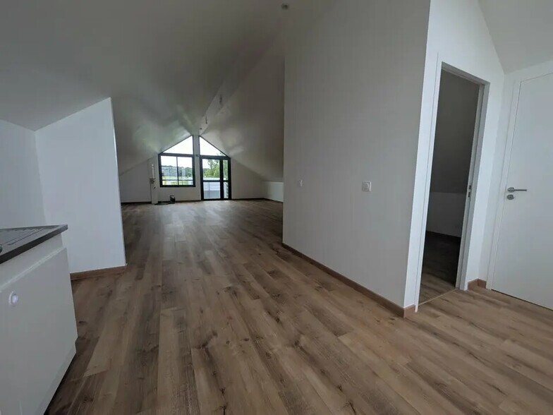 Bureau dans Criquebeuf-sur-Seine à louer - Photo de l’immeuble – Image 2 sur 4