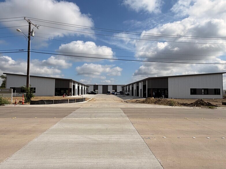 4205 Glenview Dr, Haltom City, TX à louer - Photo de l’immeuble – Image 1 sur 7