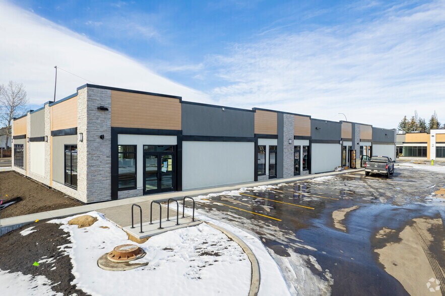 11808 24 St SW, Calgary, AB à vendre - Photo de l’immeuble – Image 3 sur 7