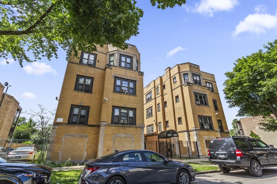 4031 W Gladys Ave, Chicago, IL à vendre - Photo de l’immeuble – Image 2 sur 14