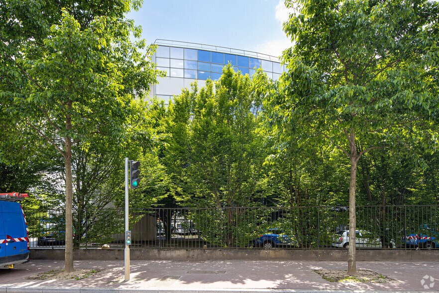 Local d’activités dans Clamart à louer - Photo de l’immeuble – Image 2 sur 2