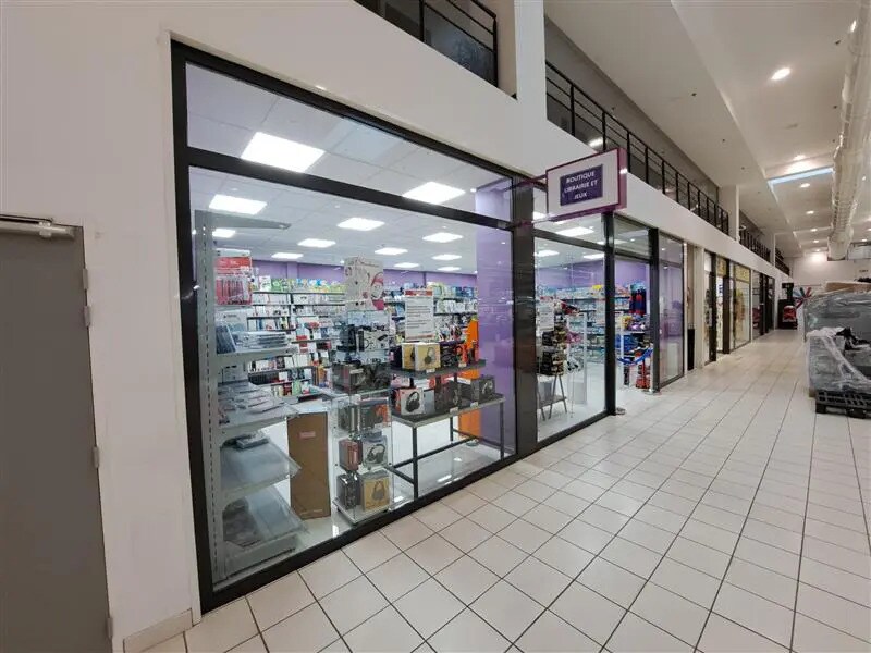 Local commercial dans Roissy-En-Brie à louer Photo de l’immeuble– Image 1 sur 3