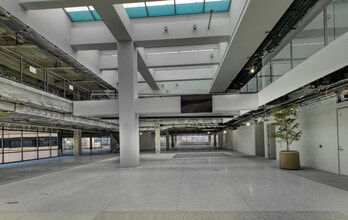 2401 Colorado Ave, Santa Monica, CA à louer Photo de l’immeuble– Image 1 sur 10