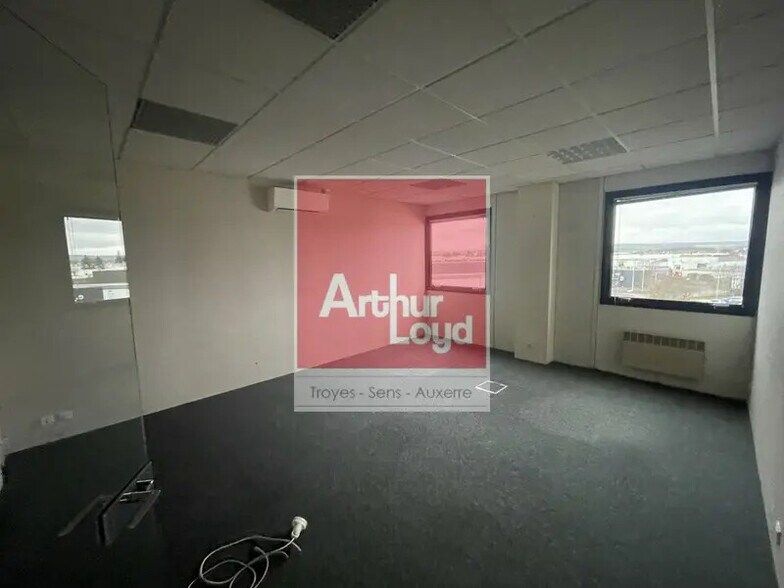 Bureau dans Saint-Clément à louer - Photo intérieure – Image 2 sur 6