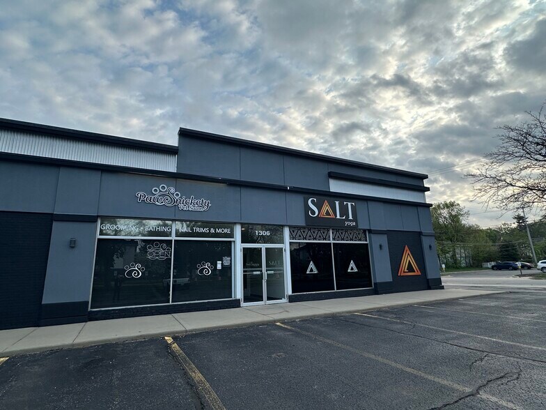 1306-1312 E Michigan Ave, East Lansing, MI à louer - Photo de l’immeuble – Image 2 sur 3