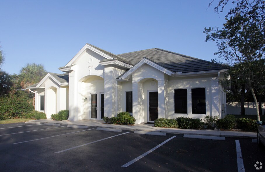 3459 Pine Ridge Rd, Naples, FL à louer - Photo principale – Image 1 sur 34