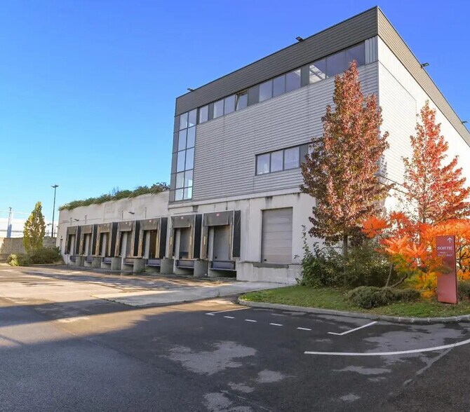 Industriel/Logistique dans Saint-Denis à louer - Photo de l’immeuble – Image 1 sur 9