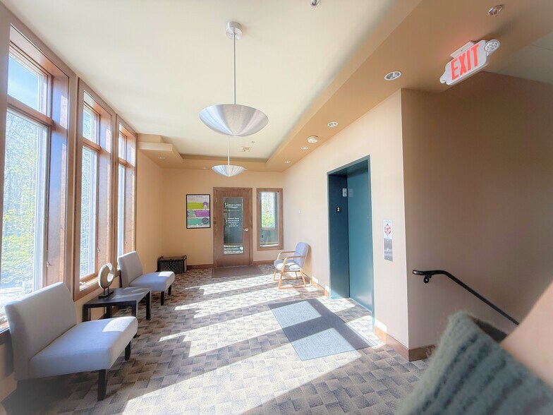 3515 Coolidge Rd, East Lansing, MI à louer - Hall d’entrée – Image 3 sur 26