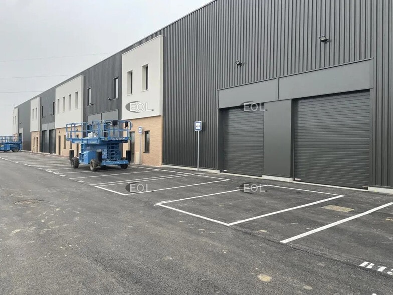 Local d'activités dans Persan à vendre - Photo de l’immeuble – Image 1 sur 5